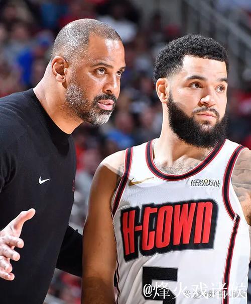 火箭官方社媒：约基奇与杰夫-格林赛前拥抱交谈