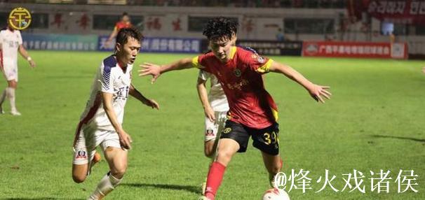 广西县级足球超级联赛在贵港打响揭幕战,跨年度赛制引发争议,29支球队分区主客场较量备受关注 广西县级足球超级联赛在贵港打响揭幕战,跨年度赛制引发争议,29支球队分区主客场较量备受关注